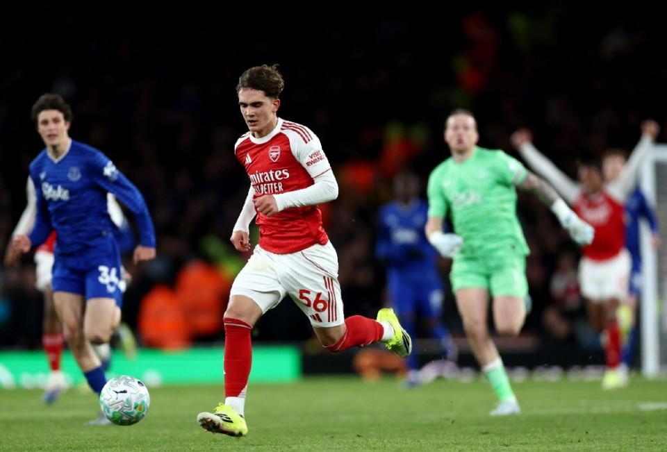 悬念终！又见银鞍照白马，道曼飒沓如流星，枪手的英超冠军稳了